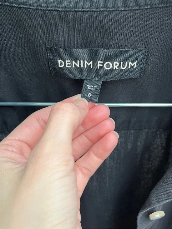 Aritzia Denim Forum the Jane shirt S black short sleeve button up timeless - Picture 4 of 13